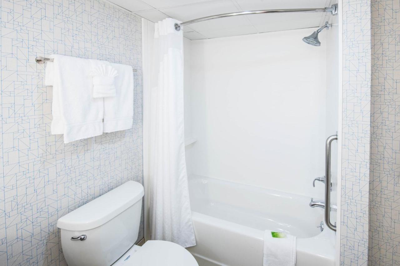 Holiday Inn Express Woodbridge By Ihg Avenel Kültér fotó