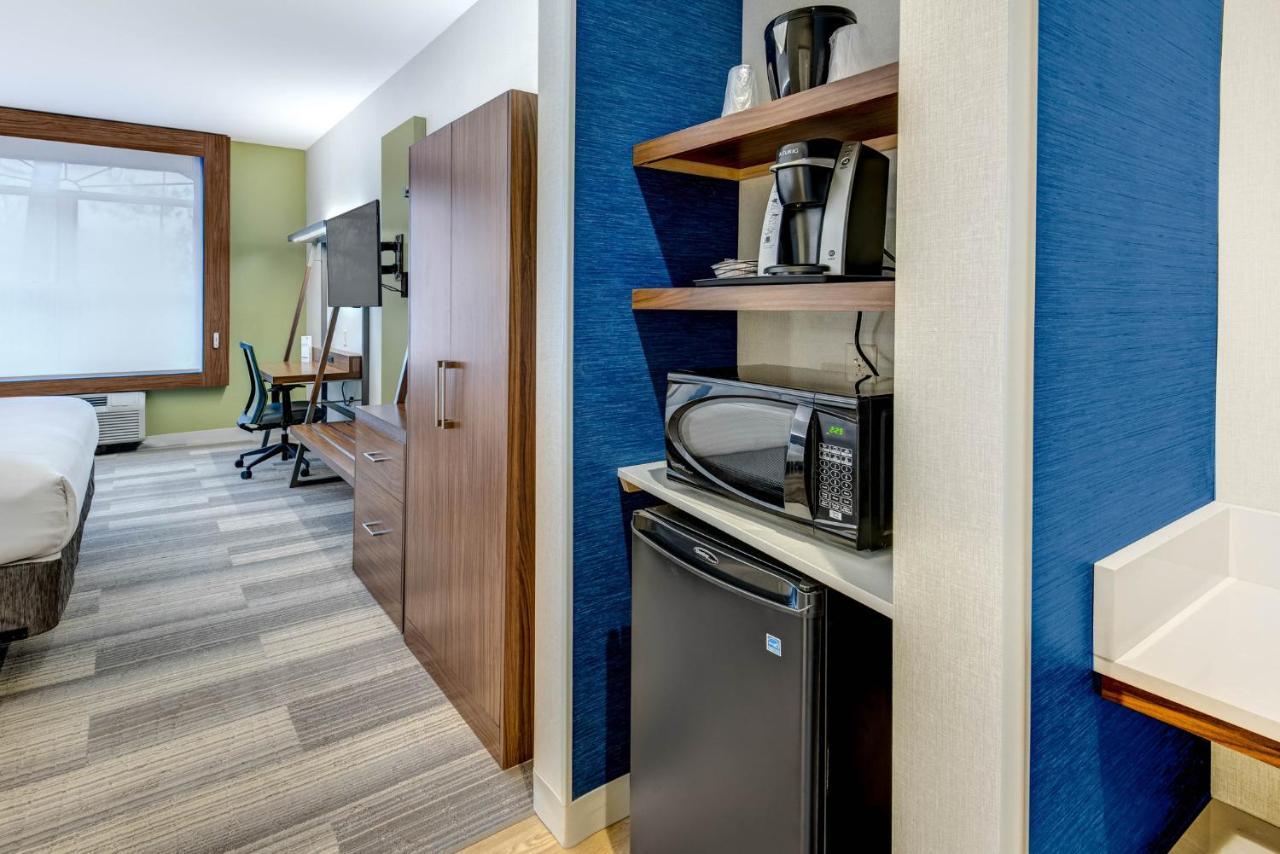 Holiday Inn Express Woodbridge By Ihg Avenel Kültér fotó