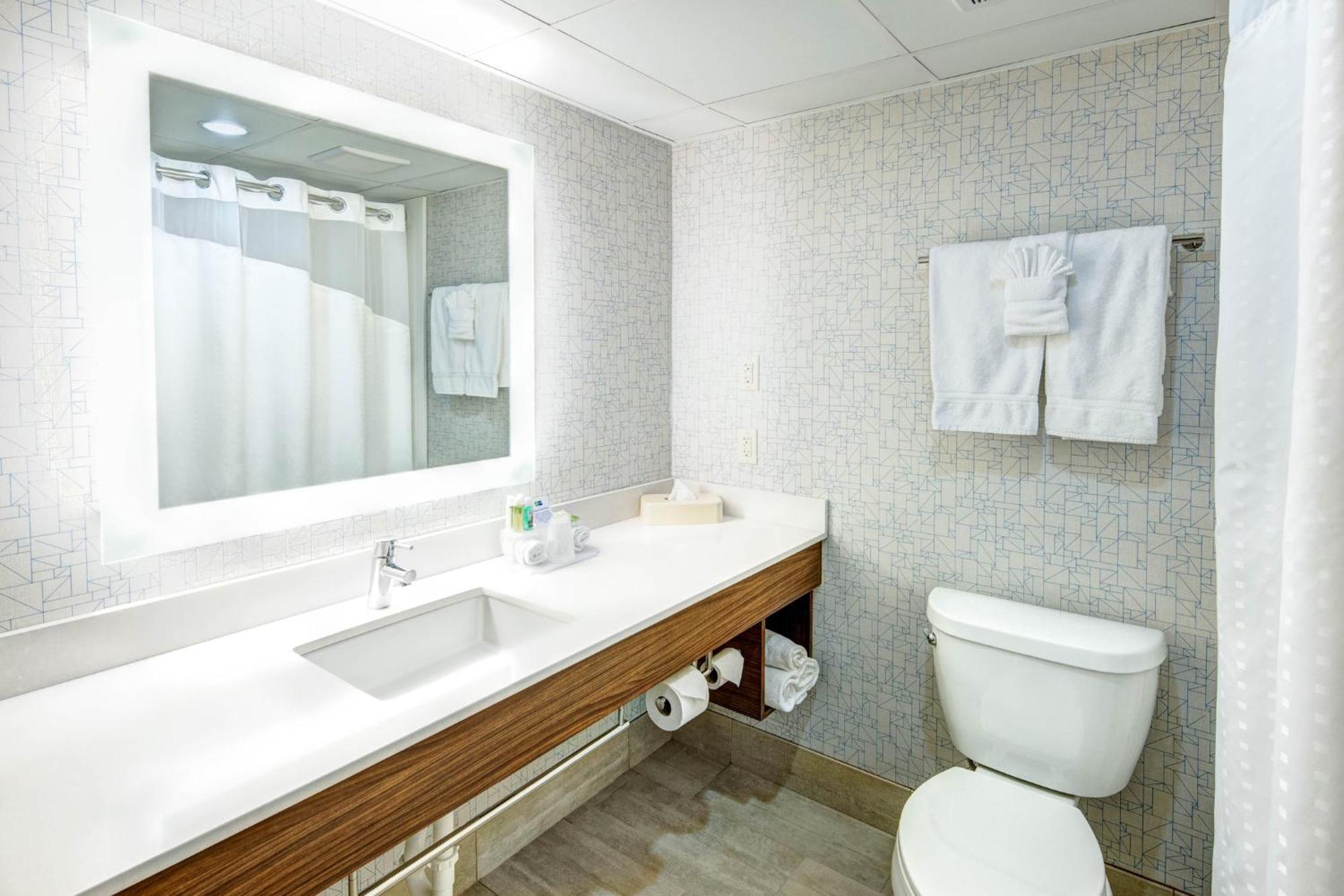 Holiday Inn Express Woodbridge By Ihg Avenel Kültér fotó