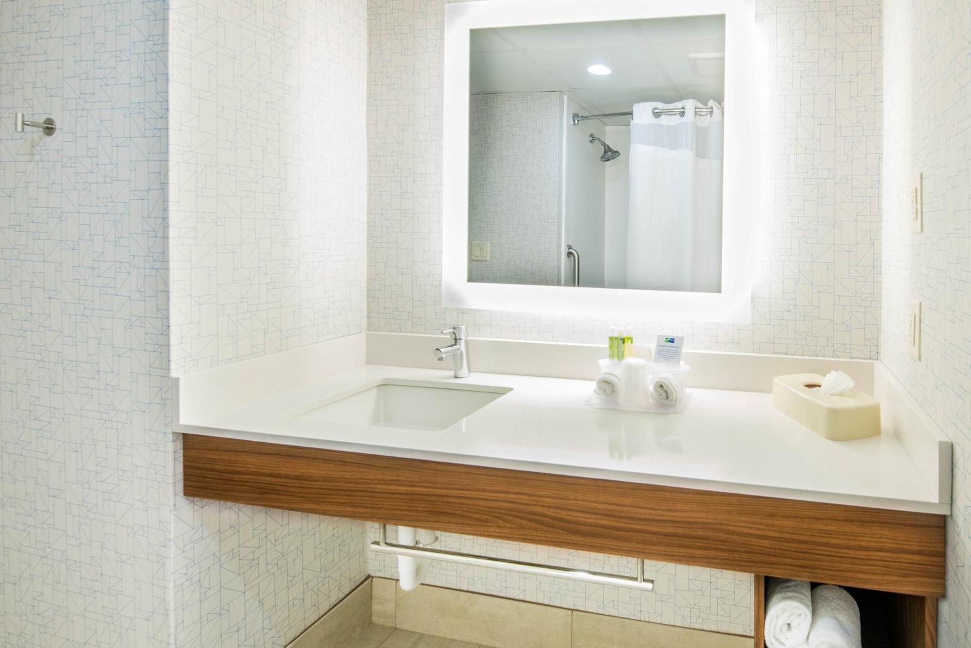 Holiday Inn Express Woodbridge By Ihg Avenel Kültér fotó