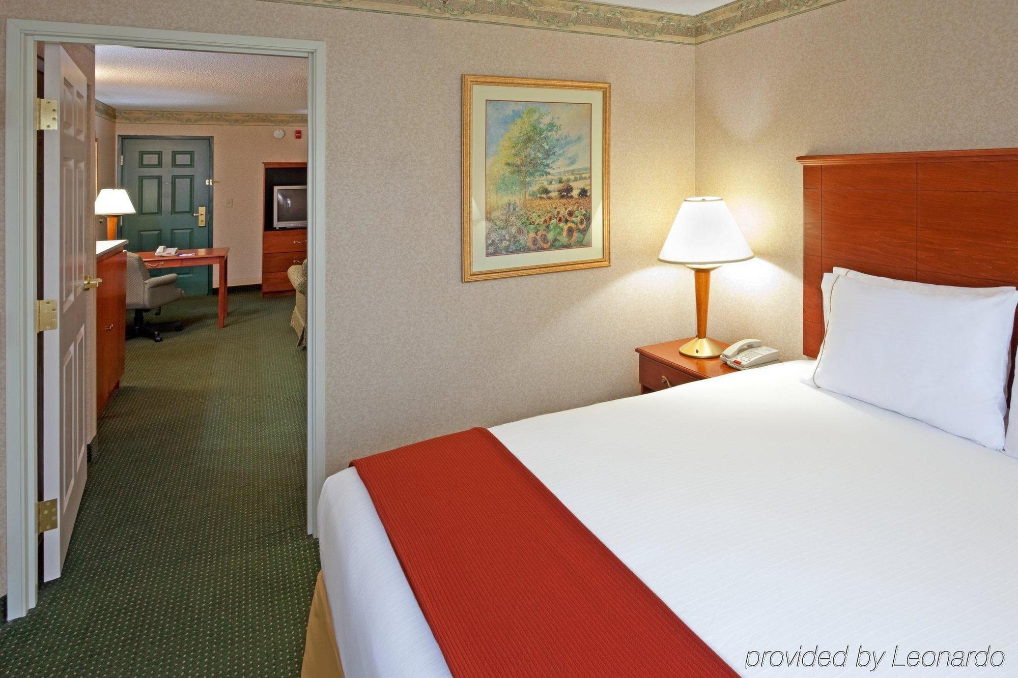 Holiday Inn Express Woodbridge By Ihg Avenel Kültér fotó